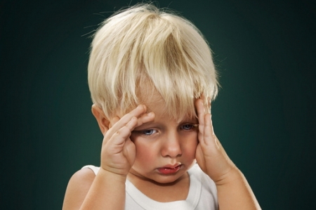 От чего у ребенка может болеть голова?